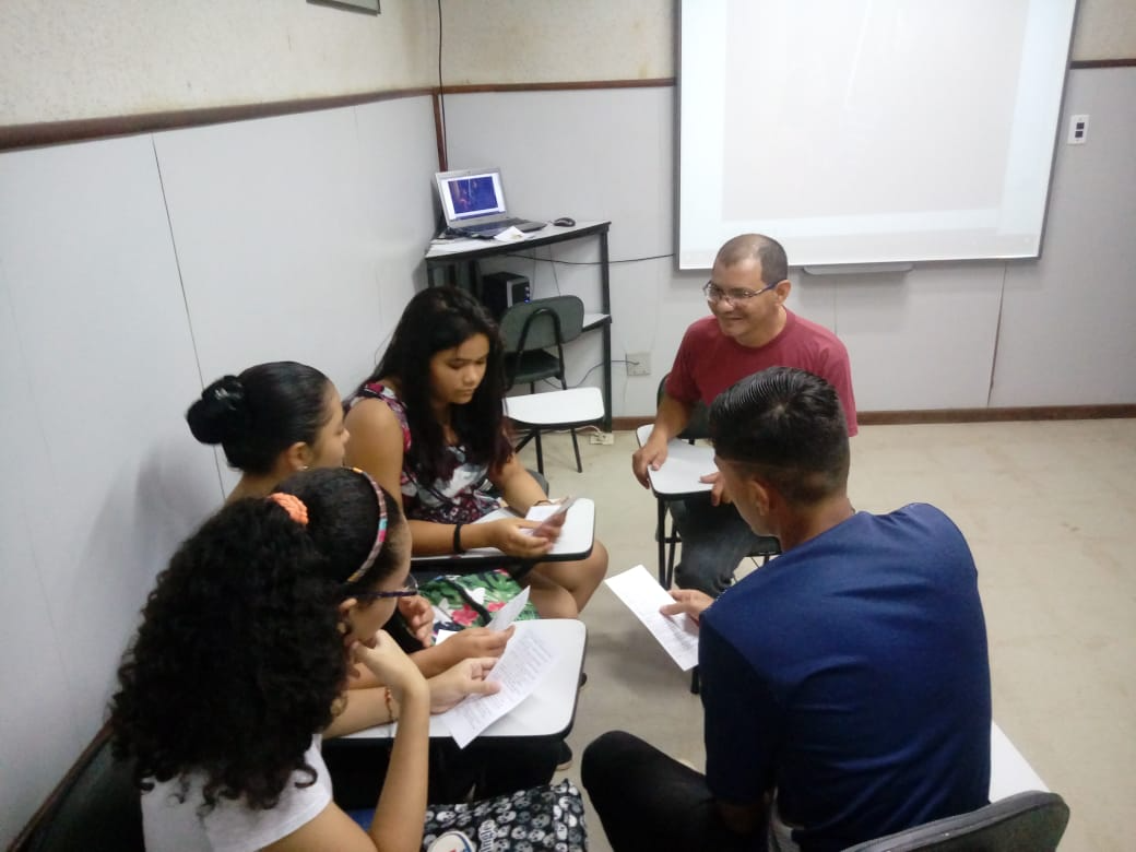 Professor Sérgio Silva com seus alunos de inglês