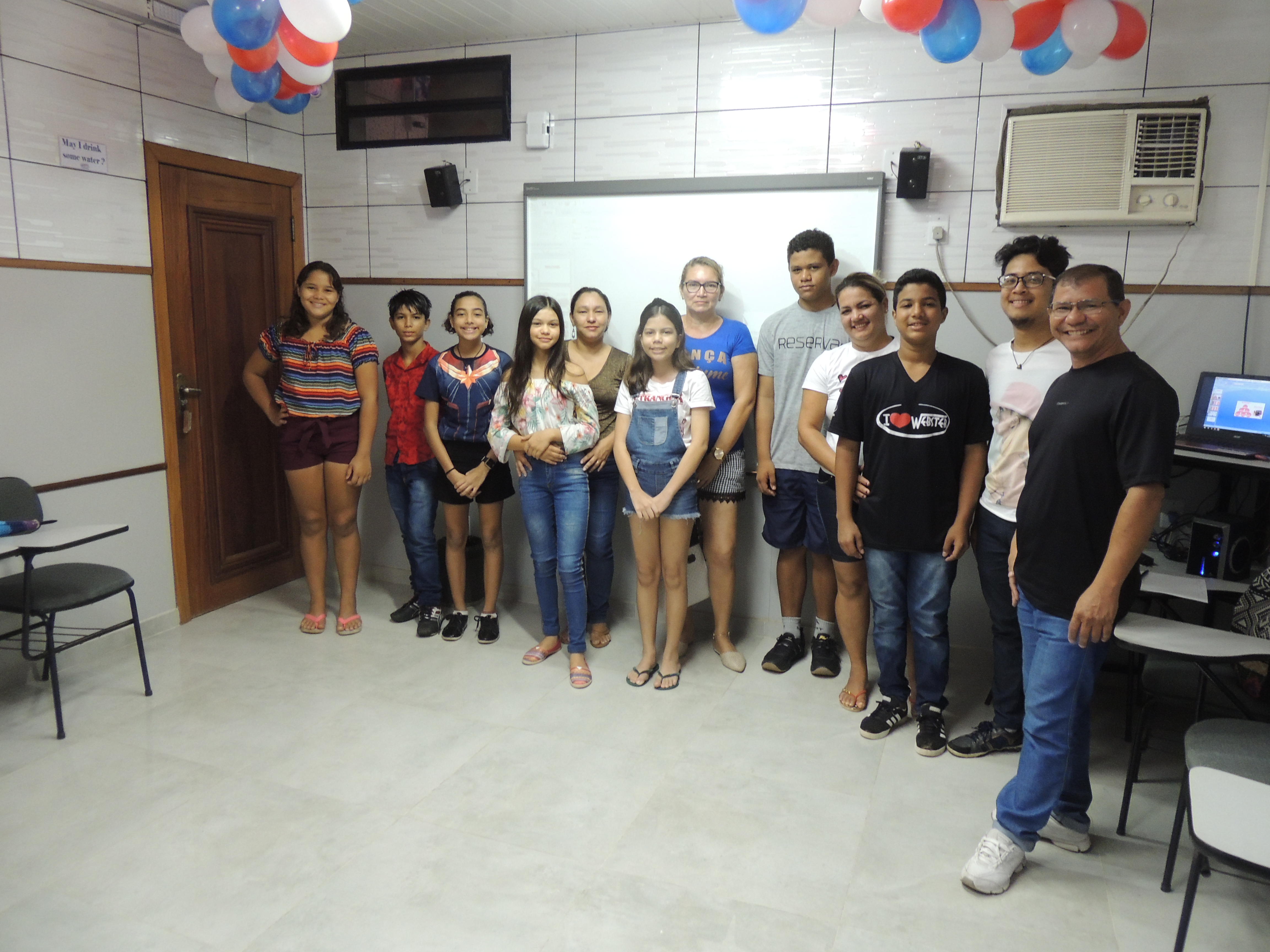 Professor Sérgio Silva lecionando inglês em sala de aula